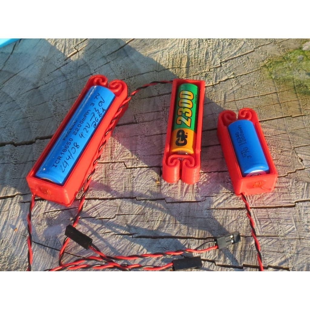 Flexing battery holders with integrated spring — imagen 2