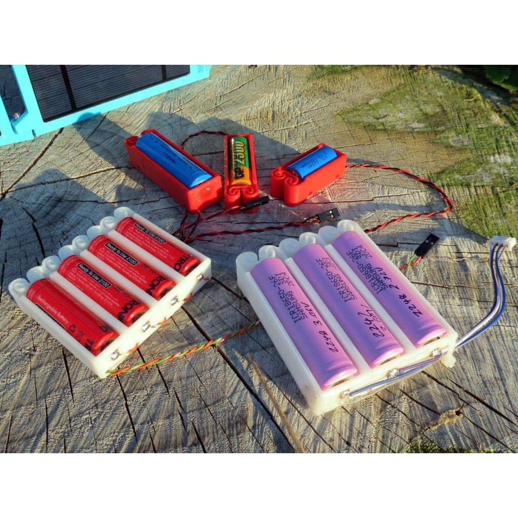 Flexing battery holders with integrated spring — imagen 3